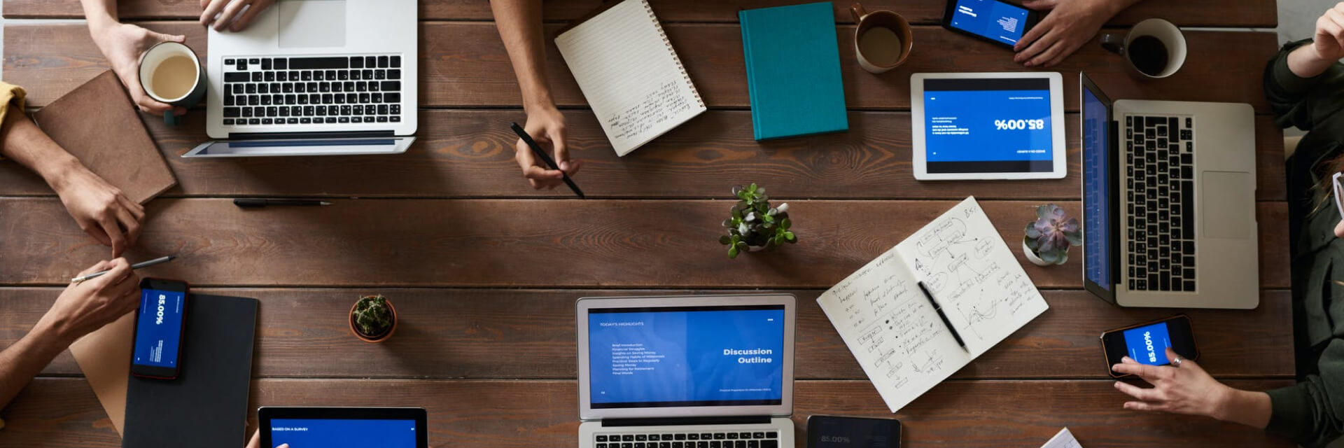 uk virtual assistant team working together on client admin tasks